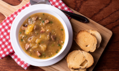 Caldinho de Mandioca com Carne Seca