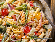 Salada de macarr�o Dona Benta com legumes e frios!