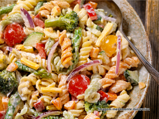 Salada de macarr�o Dona Benta com legumes e frios!