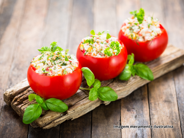Tomate recheado com atum e cream cheese!