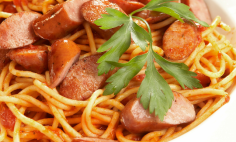 Macarr�o com Molho de Piment�o e Salsicha