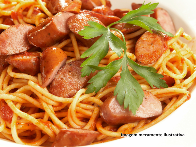 Macarr�o com Molho de Piment�o e Salsicha