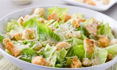 Aprenda a fazer a clássica salada Caesar!