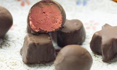 Bombom Tang de Chocolate com Recheio de Morango 