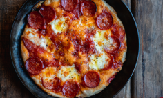 Pizza de frigideira de massa de pastel!