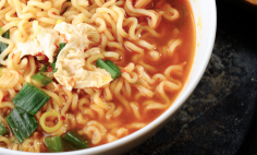 Miojo Nissin com tomate cereja e manjeric�o!