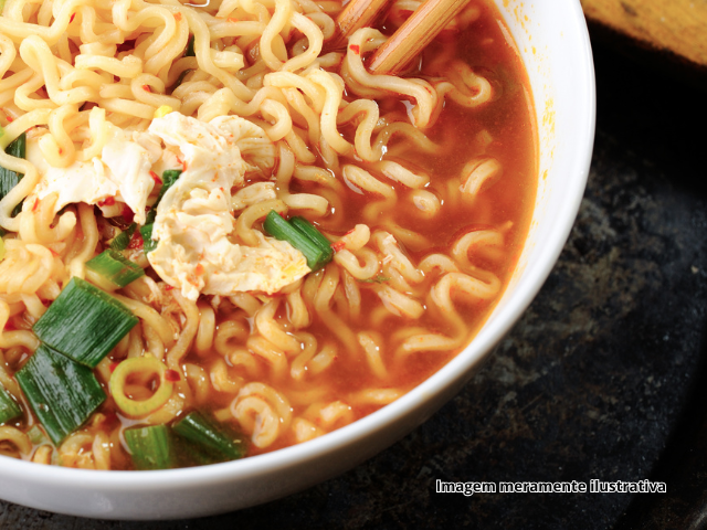 Miojo Nissin com tomate cereja e manjeric�o!