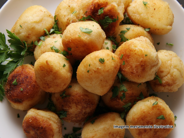 Bolinho de batata com  queijo e calabresa