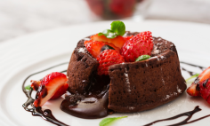 Bolo de chocolate com morangos