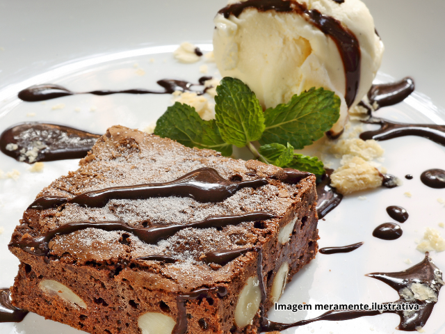 Bolo Brownie com Sorvete Kibon*